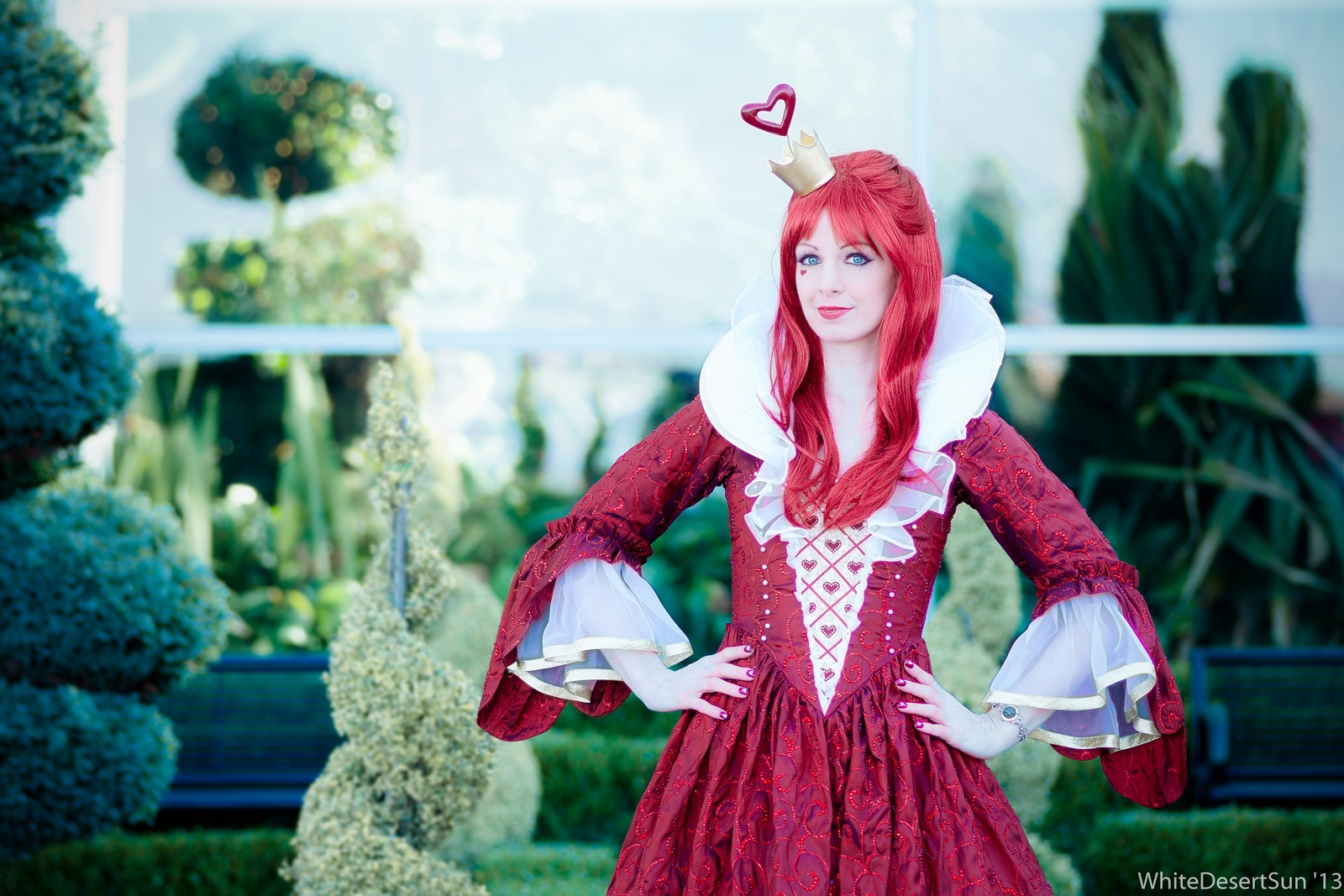 Red cosplay. Red Queen Alice. Косплей платья. Косплей платья красные с белым. Red Queen Alice Wonderland.