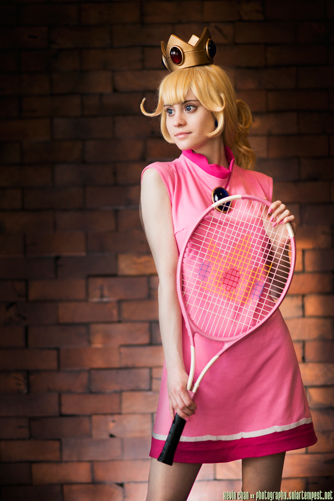 Princess Peach (Mario Power Tennis) cosplayed by Stray Wind.