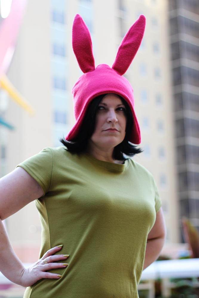 Photo of Rogue cosplaying Louise Belcher (Bob's Burgers) .