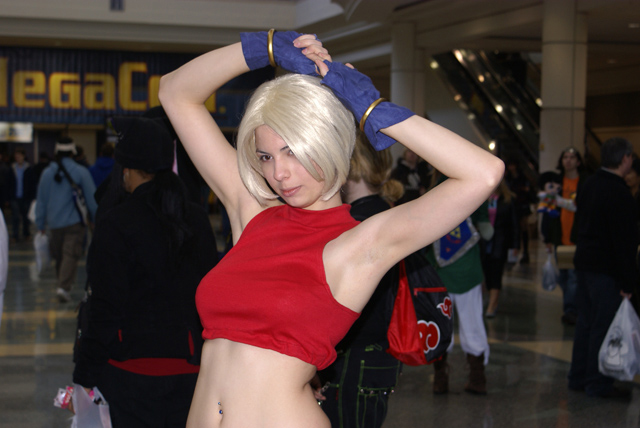 Photo of Hooded Woman cosplaying Blue Mary (King of Fighters 1997) .