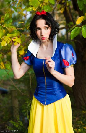 Snow White (Snow White and the Seven Dwarfs) by breathlessaire ...