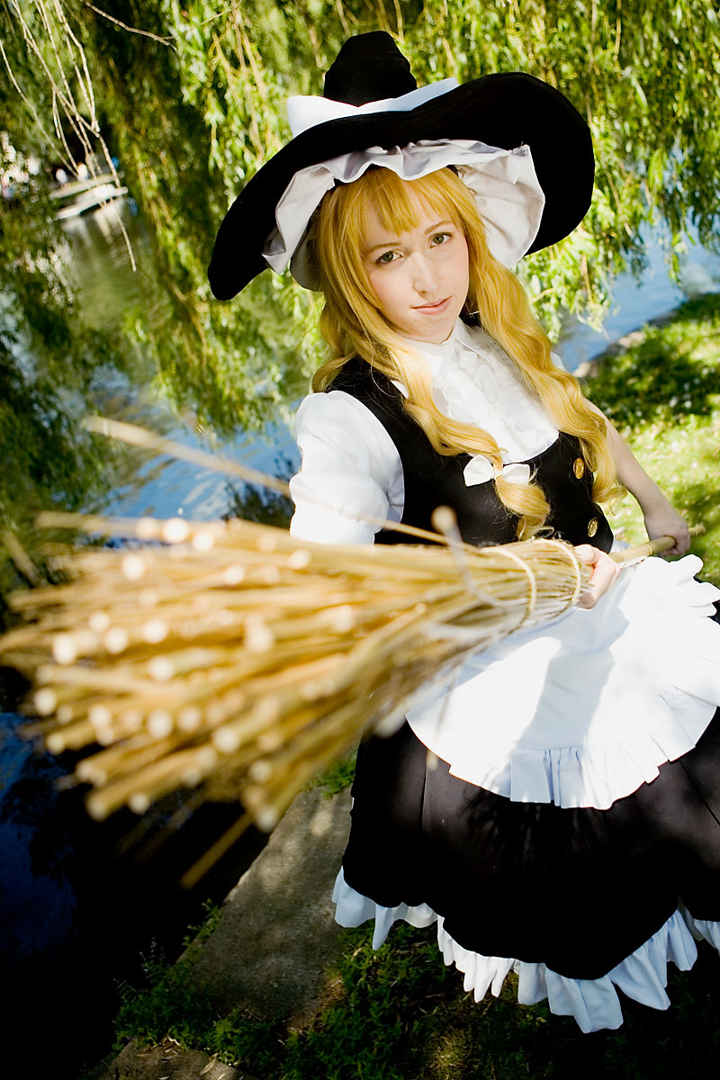 Слово косплей. Мариса Кирисаме косплей. Touhou Мариса косплей. Touhou Marisa kirisame Cosplay. Марисы Кирисаме из Touhou Project косплей.