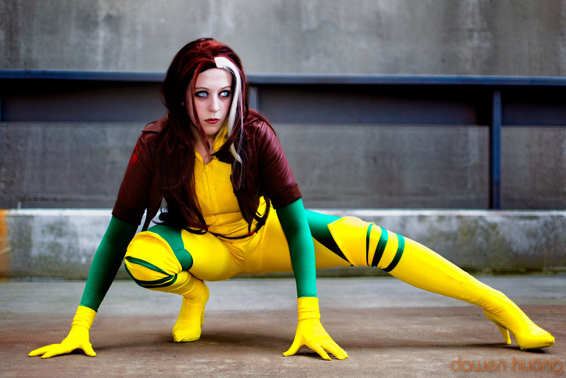 Photo of Lindsay Aries cosplaying Rogue (X-Men) .