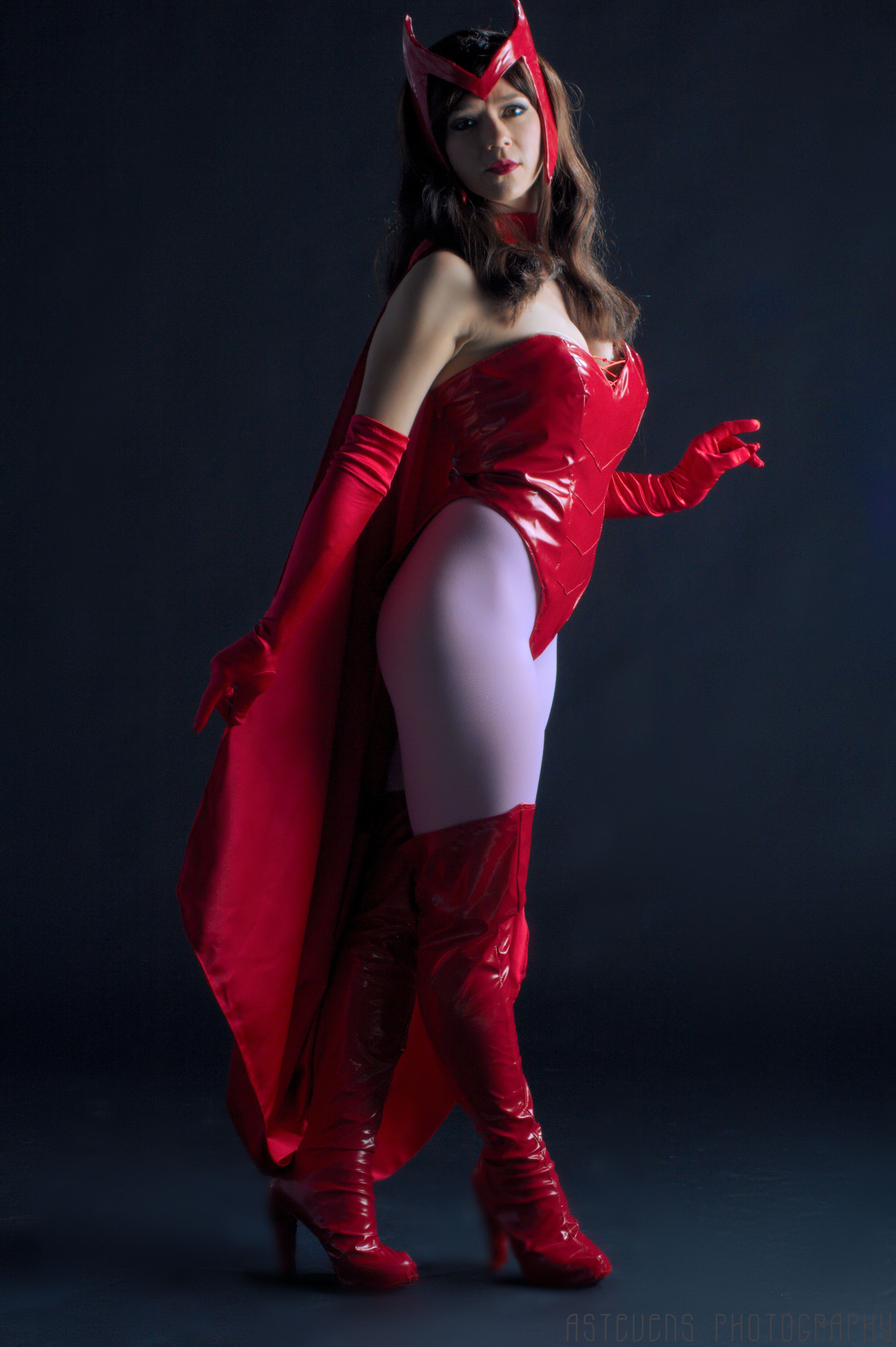 Алая ведьма косплей. Omgcosplay алая ведьма. Scarlet Witch Cosplay. Marvel Scarlet Witch Cosplay. Scarlet Witch косплей.