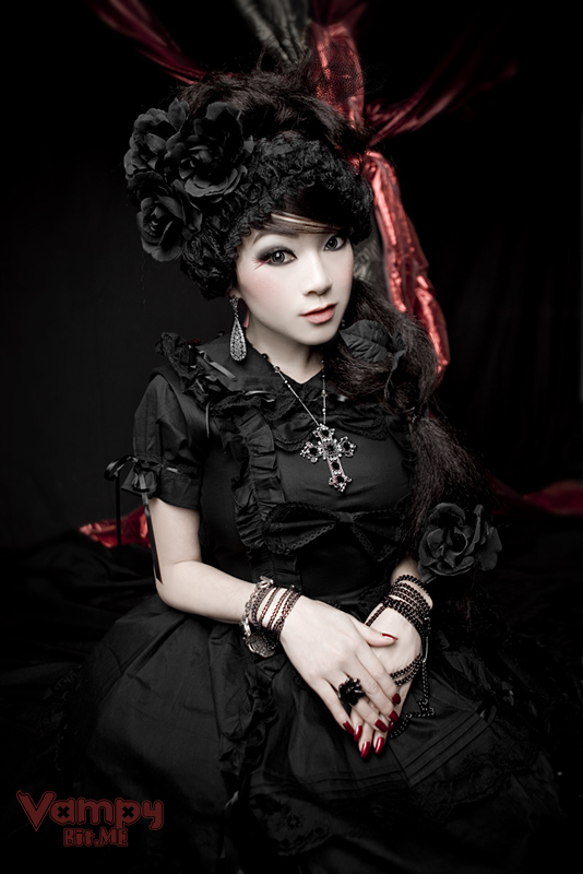 Gothic Lolita (Original: Gothic Lolita / EGL / EGA) cosplayed by Vampy.
