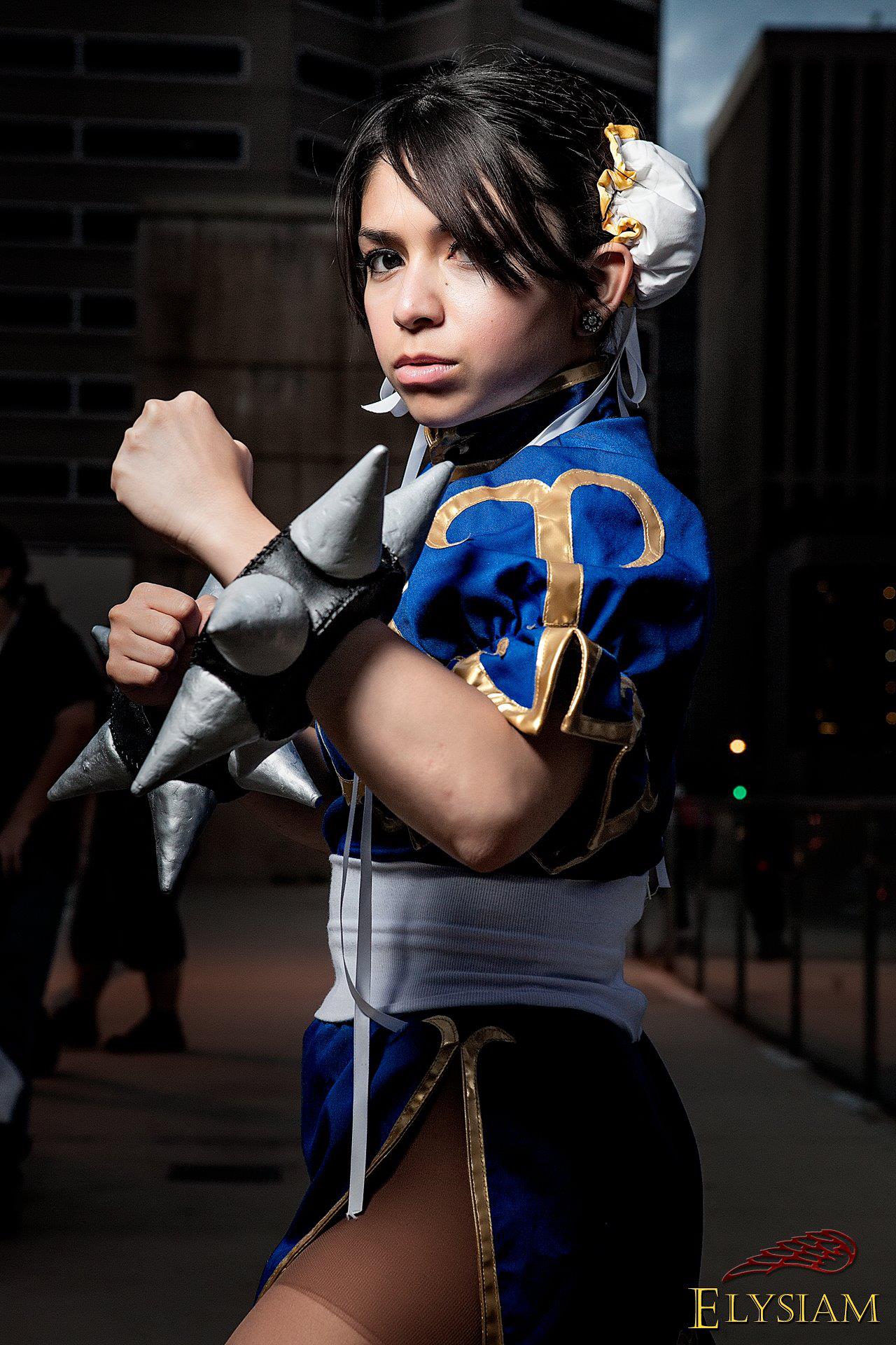 Hot Chun Li Cosplay