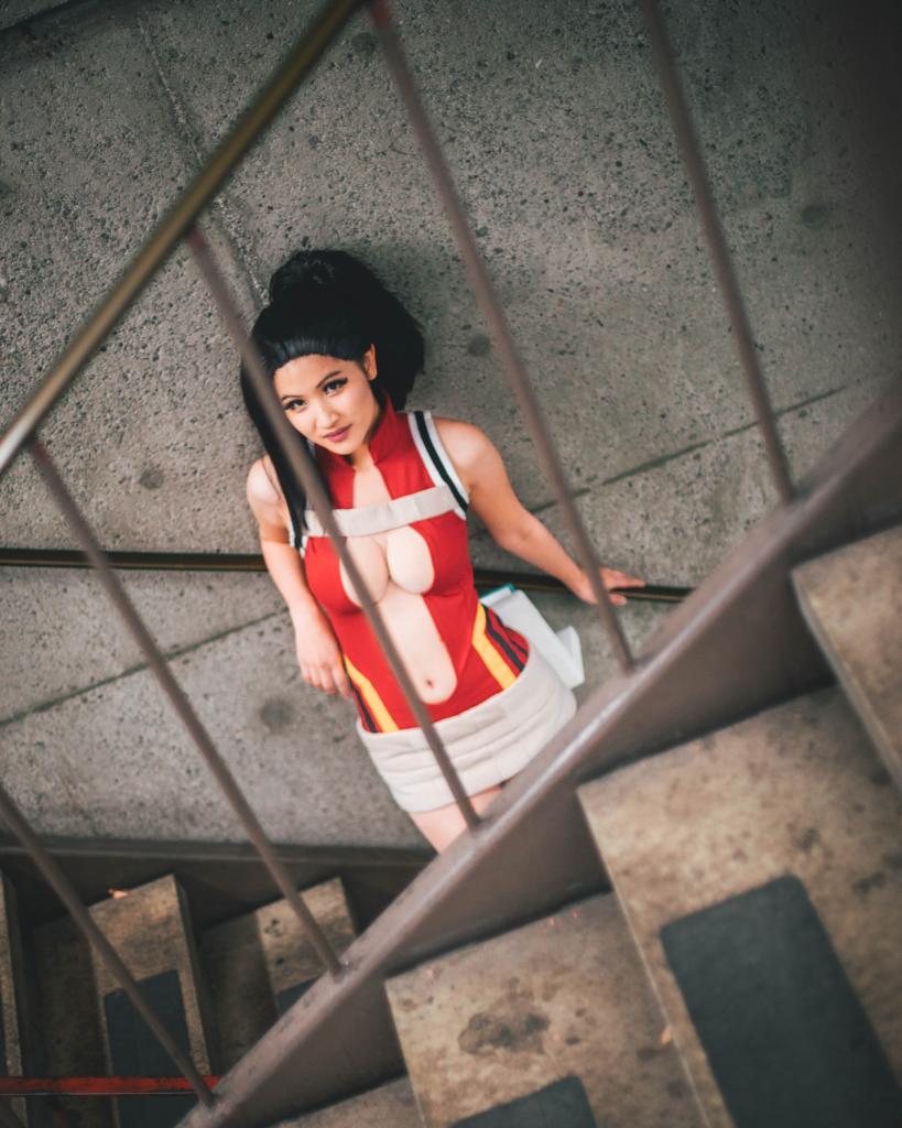 My hero deals academia momo cosplay